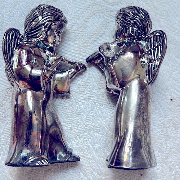 Silver Angel Salt and Pepper Shakers
Christmas Shakers - Picture 2 of 3